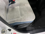 痛みの出やすい運転席シートの角、フロアマット、座面、ともに良好です
