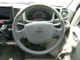 日産の社名ロゴが輝くハンドル周りです!中古車ですので多少のスレはございますが、全体的にキレイなハンドル周りとなっています。