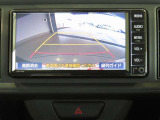 バックモニター付きです。モニターにはガイド線も表示されます。