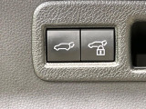 【パワーバックドア】スマートキーや運転席のボタンを押すだけでリアゲートが自動で開閉します!荷物を持っている時や、高い位置にあるバックドアを閉める際に便利な機能です♪