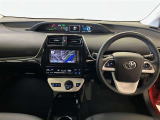 運転席は見やすく整理され、ナビも美しく装着され操作性にも優れています!
