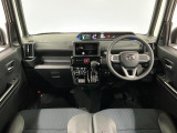 【インパネ】運転のしやすさを最優先に設計された見晴らしの良いフロントビュー。車両間隔が掴みやすく狭い道でも安心♪「安全」と「品質」を最優先に、安心してお乗りいただけるクルマを提供いたします。