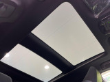 【調光パノラマルーフ】車内の解放感が一気に上がる大型パノラマルーフに調光機能がプラス!日差しが強い時、シェードを閉めなくてもガラスの透明度を調整することで心地よい明るさに♪