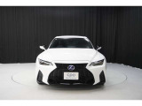 エクステリアは、一目でLEXUSとわかるスピンドルグリルを起点に、人が乗るキャビンの前後を大胆に絞り込んだ菱形のボディと力強く張り出したホイールフレアを融合させ、タイヤの存在を強調しています。