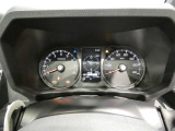 【視認性の高いメーター】走行距離は約2300キロ。大きくて見やすいディスプレイで運転中も瞬時に必要な情報を把握でき、安心感を持って日々の運転に集中できます。