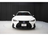 エクステリアは、一目でLEXUSとわかるスピンドルグリルを起点に、人が乗るキャビンの前後を大胆に絞り込んだ菱形のボディと力強く張り出したホイールフレアを融合させ、タイヤの存在を強調しています。