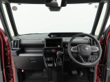 運転席正面のダッシュボードは水平基調で視認性が良い配置になっています。メーターはステアリング越しに見やすく、センターディスプレイは上下がしっかり配置されています。