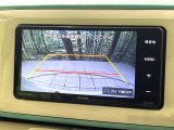 【バックカメラ】駐車時に後方がリアルタイム映像で確認できます。大型商業施設や立体駐車場での駐車時や、夜間のバック時に大活躍!運転スキルに関わらず、今や必須となった装備のひとつです!