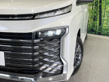 【プロジェクター式三眼LEDヘッドライト】スタイリッシュな見た目の三眼LEDヘッドライトを装備♪スタイルだけでなく、夜間の走行も視界良好で安心してお乗りいただけます。