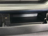 運転席側のインパネアッパーボックスは嬉しい収納!USBソケット付きでスマホの充電もできます!