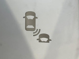 【ブラインドスポットインフォメーション】走行中、ドアミラーの死角になりやすい箇所に後続車が接近するとサイドミラー付近に警告を表示、ドライバーに注意喚起をしてくれます。