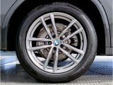 【BMWアロイホイル】軽量かつ強度に拘ったアロイホイル。走行性能ポテンシャルを引き出す設計。車の足元を引き締めてくれる大きなポイントはアロイホイルです。