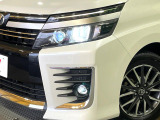 【LEDヘッドライト】悪天候や夜間走行時も良好な視界を確保し安心して運転できる高輝度LEDヘッドライトを装備!点灯速度が早く、消費電力も抑えられています。