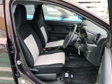 コンパクトカーですが、窮屈感もなくゆったり乗っていただけます。
