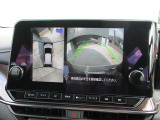 多彩なナビ機能に加えて、アラウンドビューモニターの画像も大画面に映し出されます。周囲の状況をもっと確認しやすくなり、駐車が楽に安心して行えます。