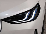 【LEDヘッドライト】先進のLEDテクノロジーを採用。放射される白色光の周波特性は太陽光に近く、バイキセノン・ヘッドライトを上回るコントラストで更に明るく輝きます!