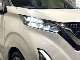 【LEDヘッドライト】悪天候や夜間走行時も良好な視界を確保し安心して運転できる高輝度LEDヘッドライトを装備!点灯速度が早く、消費電力も抑えられています。