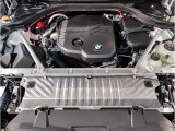 【BMWエンジン】革新的なガソリン・エンジン・テクノロジーによる高性能かつ高効率。レスポンスの良いパワーを発揮。常にスムーズな吸気を実現しアクセル開度にダイレクトに反応しドライビングを楽しく演出。