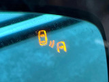 【ブラインドスポットモニタリング】走行中、ドアミラーの死角になりやすい箇所に後続車が接近するとサイドミラー付近に警告を表示、ドライバーに注意喚起をしてくれます。
