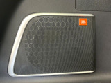 【JBLサウンドシステム】メーカーオプションの高品位サウンドシステムを搭載。専用のチューニングが施された大小様々なスピーカーから良質なサウンドが奏でられ、臨場感あふれる音響空間を演出します。
