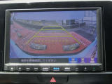 【バックカメラ】駐車時に後方がリアルタイム映像で確認できます。大型商業施設や立体駐車場での駐車時や、夜間のバック時に大活躍!運転スキルに関わらず、今や必須となった装備のひとつです!