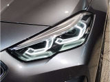 BMWの伝統の丸目4灯ヘッドライトでございます。LEDライトで視認性もよく明るく安全性の向上につながります。