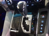 HOLDを押すと、信号停車中にブレーキを離しても停止を維持します!