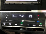 【オートエアコン】一度お好みの温度に設定すれば、車内の温度を検知し風量や温度を自動で調整。暑い&hellip;寒い&hellip;と何度もスイッチ操作をする必要はありません。快適な車内空間には必須の機能ですね♪