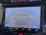 後方の見える安心をお届けするバックガイドモニター付:バックするときのアシストラインもあって楽々バック!車庫入れや縦列駐車をサポートし、苦手な駐車も安心です!今やもう手放せない装備ですネ♪