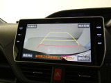 バックガイドモニター付き。車両後方の映像をナビ画面に表示し、駐車などの後退操作をサポートします。