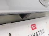このお車はバックカメラが付いています。ナビをつければ連動できます。バックの操作が楽になります。