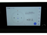 【ディスプレイオーディオ】スマホをクルマとつなぐだけで、おなじみのアプリをディスプレイオーディオ上で気軽に使えるようになります。ハンズフリー通話や各種機能を音声操作できるので、運転中でも安心♪