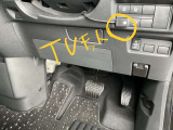 駐車ブレーキは指で操作する電動式です