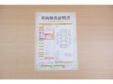 【車両検査証明書】店頭にて、クルマの状態が一目で分かる査証明書を公開中。トヨタ認定検査員が厳しく検査し、状態を点数と図解で表示しています。修復歴はもちろん、傷やヘコミの箇所や程度がご確認いただけます。