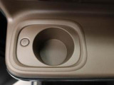 ホットドリンクをちょうどいい温度でキープしてくれる保温機能付きのホッとカップホルダー(前席)。ほっこり快適にドライブをサポート。