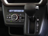 車内を快適に、オートエアコンを装備しています。