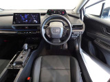 革巻きステアリングで快適な操作性の運転席です。