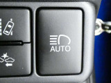 【オートマチックハイビームヘッドライト】ハイビーム走行時に対向車や前走車をカメラで認識して自動的にロービームにする機能が装備されています。※道路環境などによっては作動しない場合があります。