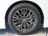 純正のアルミホイール装着車です。タイヤサイズは225/55R19です。