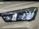 【LEDヘッドライト】悪天候や夜間走行時も良好な視界を確保し安心して運転できる高輝度LEDヘッドライトを装備!点灯速度が早く、消費電力も抑えられています。