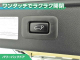 パワーバックドア付です!ボタン一つで開閉が出来てとても便利ですね。しっかりと最後まで閉まりますので、半ドアの恐れも無くなります!