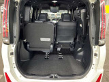 トランク収納スペースをご確認ください。荷物の積み下ろしがしやすい広さを確保しており、日常使いからレジャーまで幅広く活用できます。