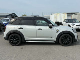 ご納車前には、MINIを熟知したメカニックによる100項目の点検・整備を行います。不具合箇所、交換時期に達している部品に関しましては、全て当社負担で交換してからのご納車となります。