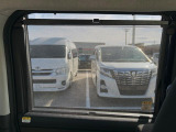【ロールシェード】日差しや車外からの光が眩しいときにサッと引き出して使える、ロール格納タイプのサンシェードを装備。後席に乗ったお子様がウトウトしだした時など、ぜひご活用ください♪