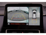 【パノラミックビューモニター】 後退時に車両の後ろ側を表示するだけでなく上から見たような映像で車庫入れなどバックする際に安心です。