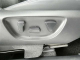 【電動シート】運転席シートの位置調整はスイッチ操作だけ!微調整もできますよ。