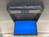 【フリップダウンモニター】大画面モニターで後席でもエンタメをお楽しみいただけます。小さなお子様にも大人気の装備です♪