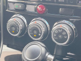 【オートエアコン】一度お好みの温度に設定すれば、車内の温度を検知し風量や温度を自動で調整。暑い&hellip;寒い&hellip;と何度もスイッチ操作をする必要はありません。快適な車内空間には必須の機能ですね♪