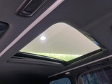 【サンルーフ】開放感たっぷりの希少装備、サンルーフが装着されています!車内に明かりを取り入れたり景色を楽しむ以外にも、車内の空気も簡単に換気できて快適です!
