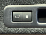 【パワーバックドア】スマートキーや運転席のボタンを押すだけでリアゲートが自動で開閉します!荷物を持っている時や、高い位置にあるバックドアを閉める際に便利な機能です♪